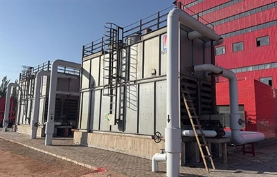 What are the performance characteristics of evaporative condensers?